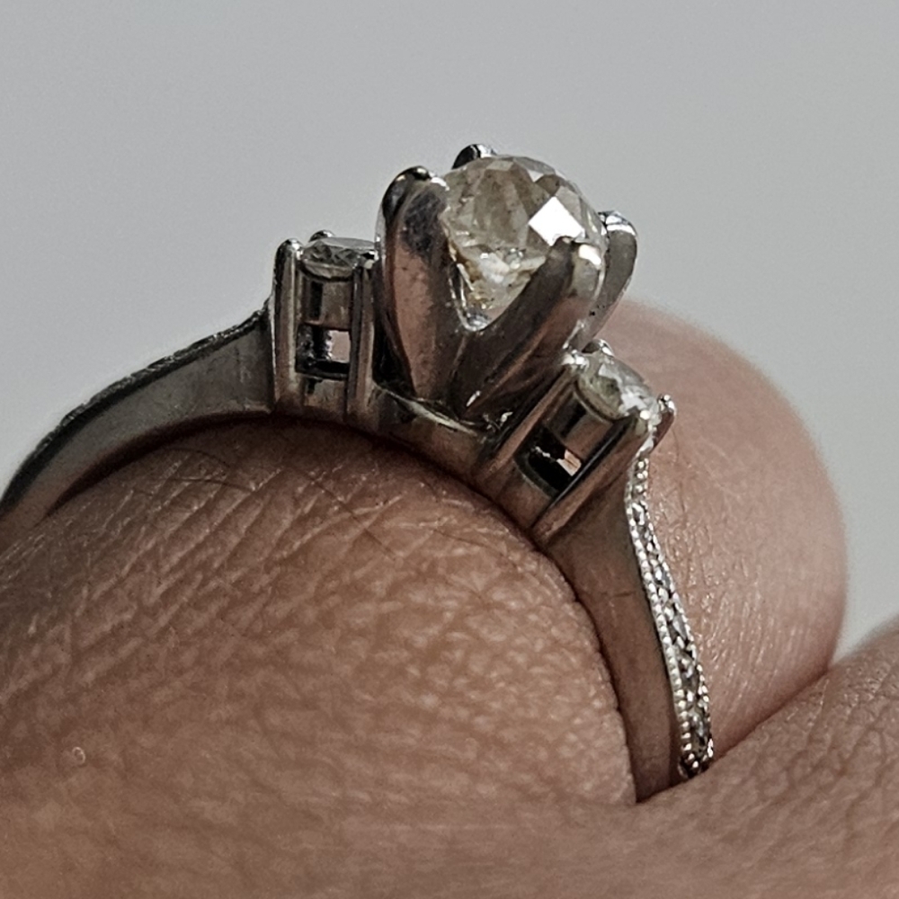 Dimond engagement ring - Picture 2 of 7